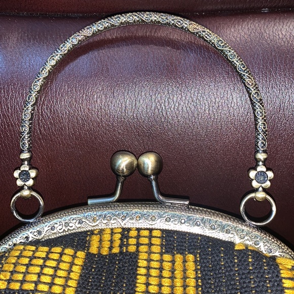 Unique Clasp Purse Handbag - Picture 7 of 12